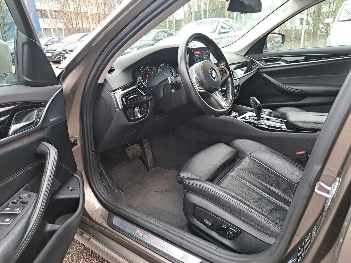 BMW 520 2017 G30 520d A xDrive Sportline ** Suomiauto / Koukku / Sport-penkit / Lohkolämmitin /  Adapt. LED / Nahkasisusta ** - *Asiallisesti huollettu Suomiauto! / 2x renkaat / Display Key / Digimittaristo / Prof. Navi* - Osta nyt, maksa vasta ensi vuonna