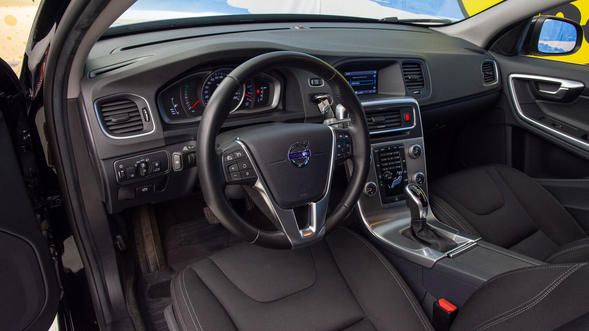 Volvo V60 2017 D3 Business aut - Suomi-Auto | Webasto | Xenon-valot | Tutkat 