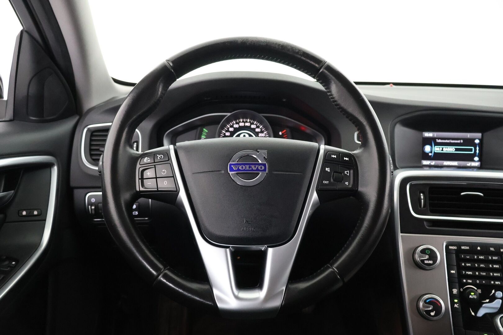 Volvo V60 2017 D3 Business aut - Suomi-Auto | Webasto | Xenon-valot | Tutkat 