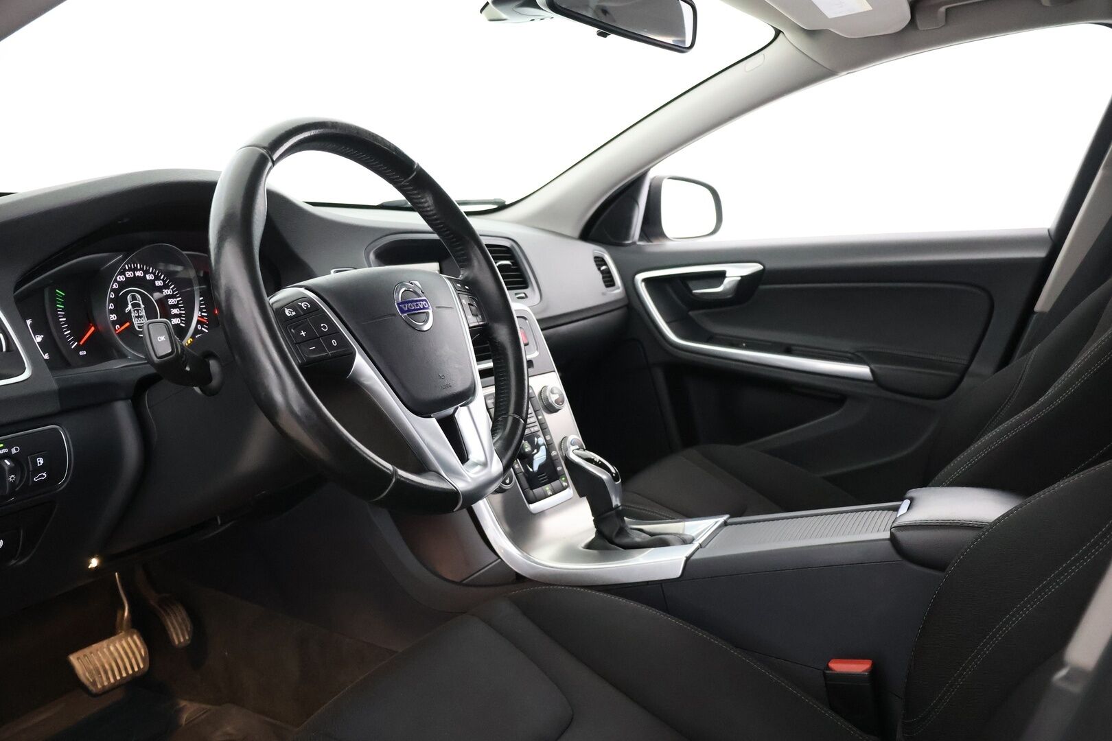 Volvo V60 2017 D3 Business aut - Suomi-Auto | Webasto | Xenon-valot | Tutkat 