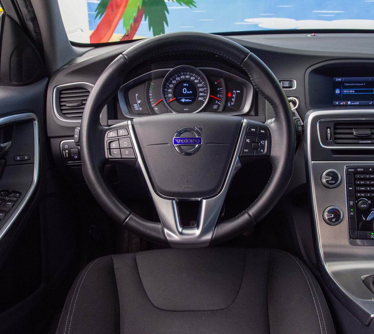 Volvo V60 2017 D3 Business aut - Suomi-Auto | Webasto | Xenon-valot | Tutkat 
