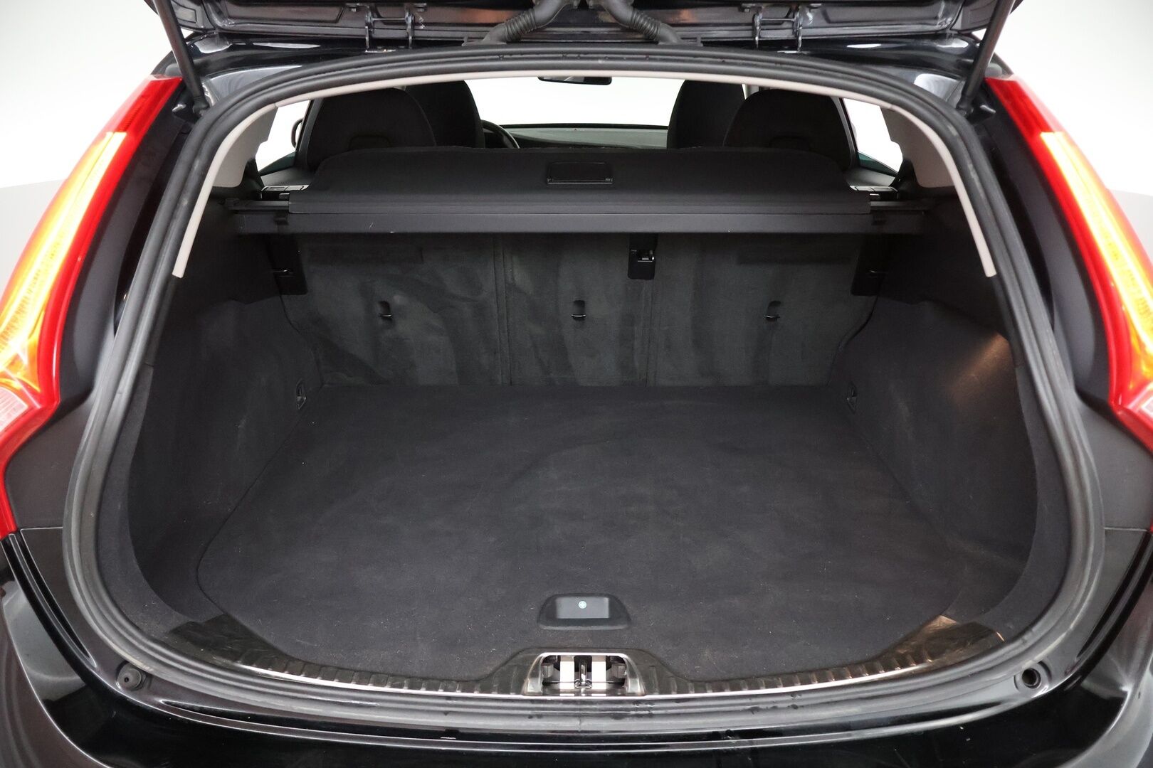 Volvo V60 2017 D3 Business aut - Suomi-Auto | Webasto | Xenon-valot | Tutkat 