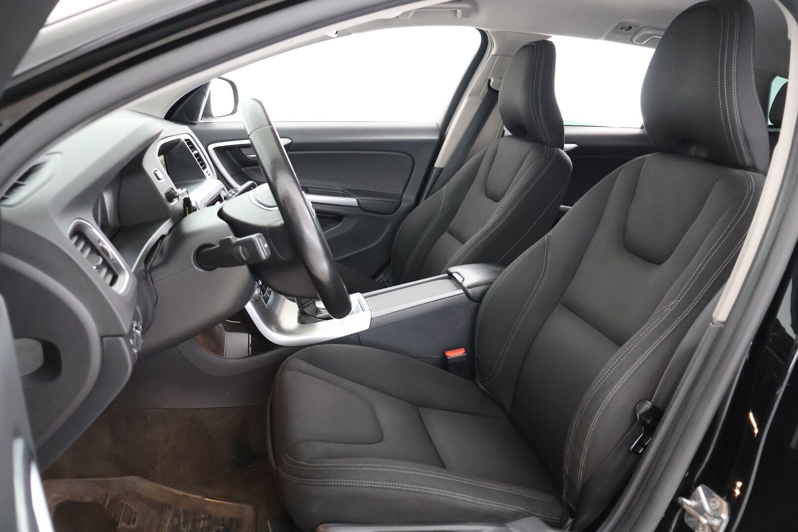 Volvo V60 2017 D3 Business aut - Suomi-Auto | Webasto | Xenon-valot | Tutkat 