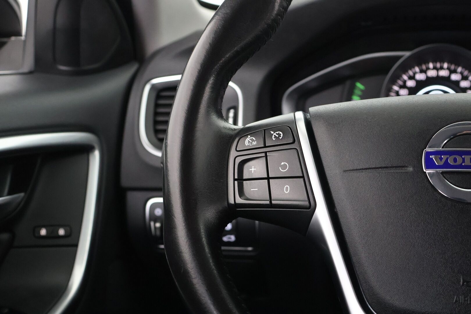Volvo V60 2017 D3 Business aut - Suomi-Auto | Webasto | Xenon-valot | Tutkat 
