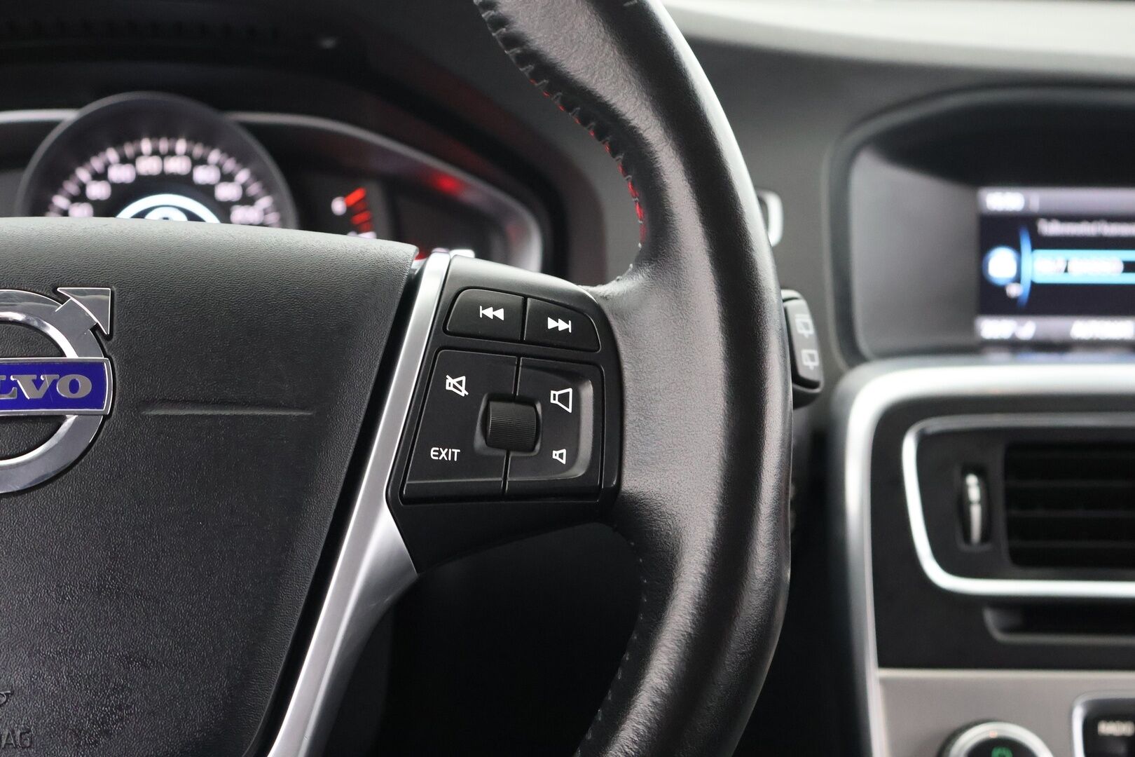 Volvo V60 2017 D3 Business aut - Suomi-Auto | Webasto | Xenon-valot | Tutkat 