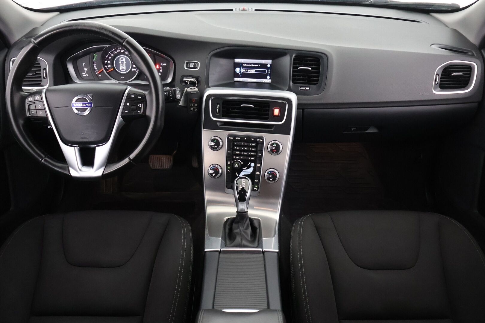 Volvo V60 2017 D3 Business aut - Suomi-Auto | Webasto | Xenon-valot | Tutkat 