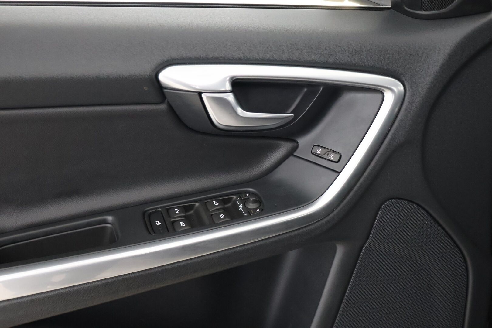 Volvo V60 2017 D3 Business aut - Suomi-Auto | Webasto | Xenon-valot | Tutkat 
