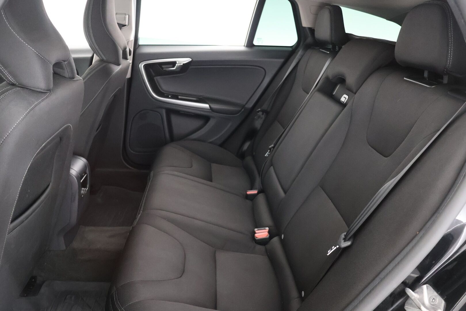 Volvo V60 2017 D3 Business aut - Suomi-Auto | Webasto | Xenon-valot | Tutkat 
