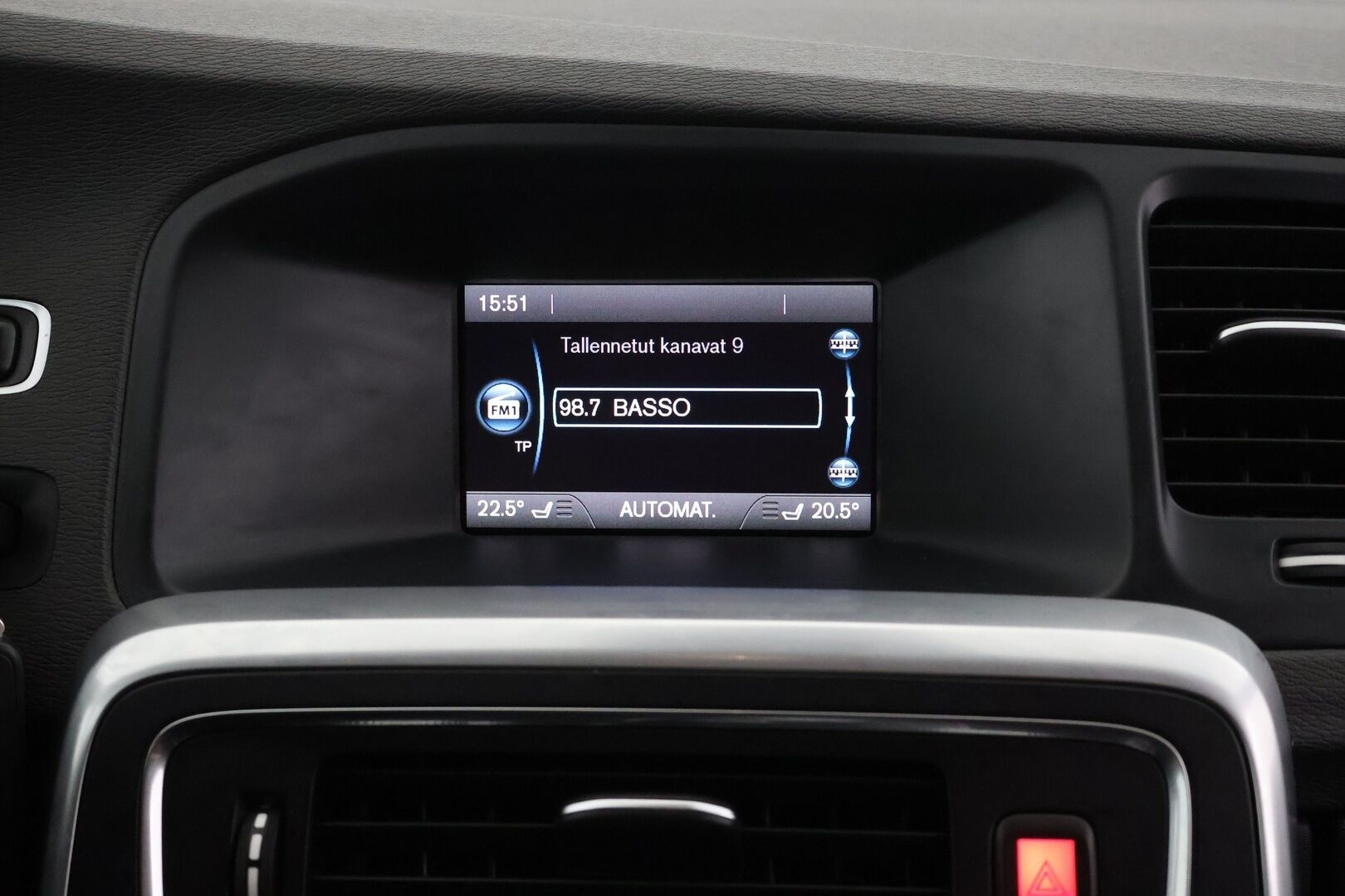 Volvo V60 2017 D3 Business aut - Suomi-Auto | Webasto | Xenon-valot | Tutkat 