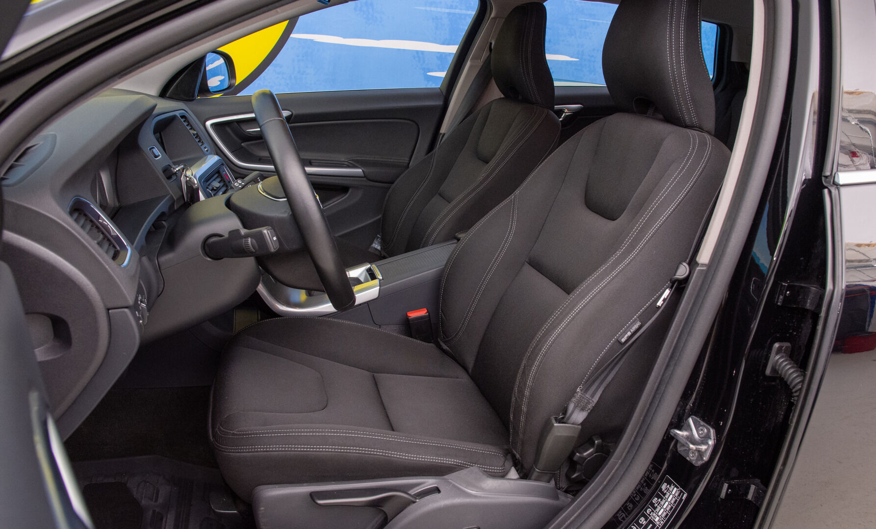 Volvo V60 2017 D3 Business aut - Suomi-Auto | Webasto | Xenon-valot | Tutkat 