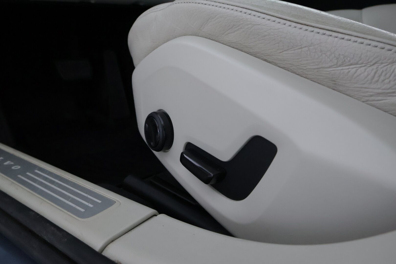 Volvo S90 2017 D3 Business aut - Suomiauto | Webasto | Koukku | Vaalea Nahkasisusta | Pilot Assist | High Perf Audio | Sensus Navi | Upea väriyhdistelmä!