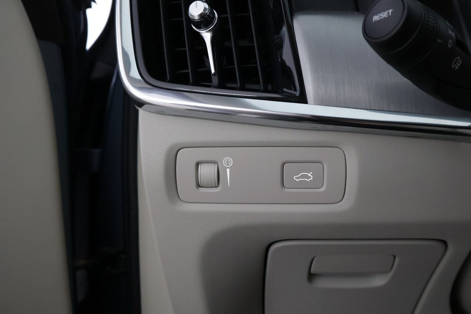 Volvo S90 2017 D3 Business aut - Suomiauto | Webasto | Koukku | Vaalea Nahkasisusta | Pilot Assist | High Perf Audio | Sensus Navi | Upea väriyhdistelmä!