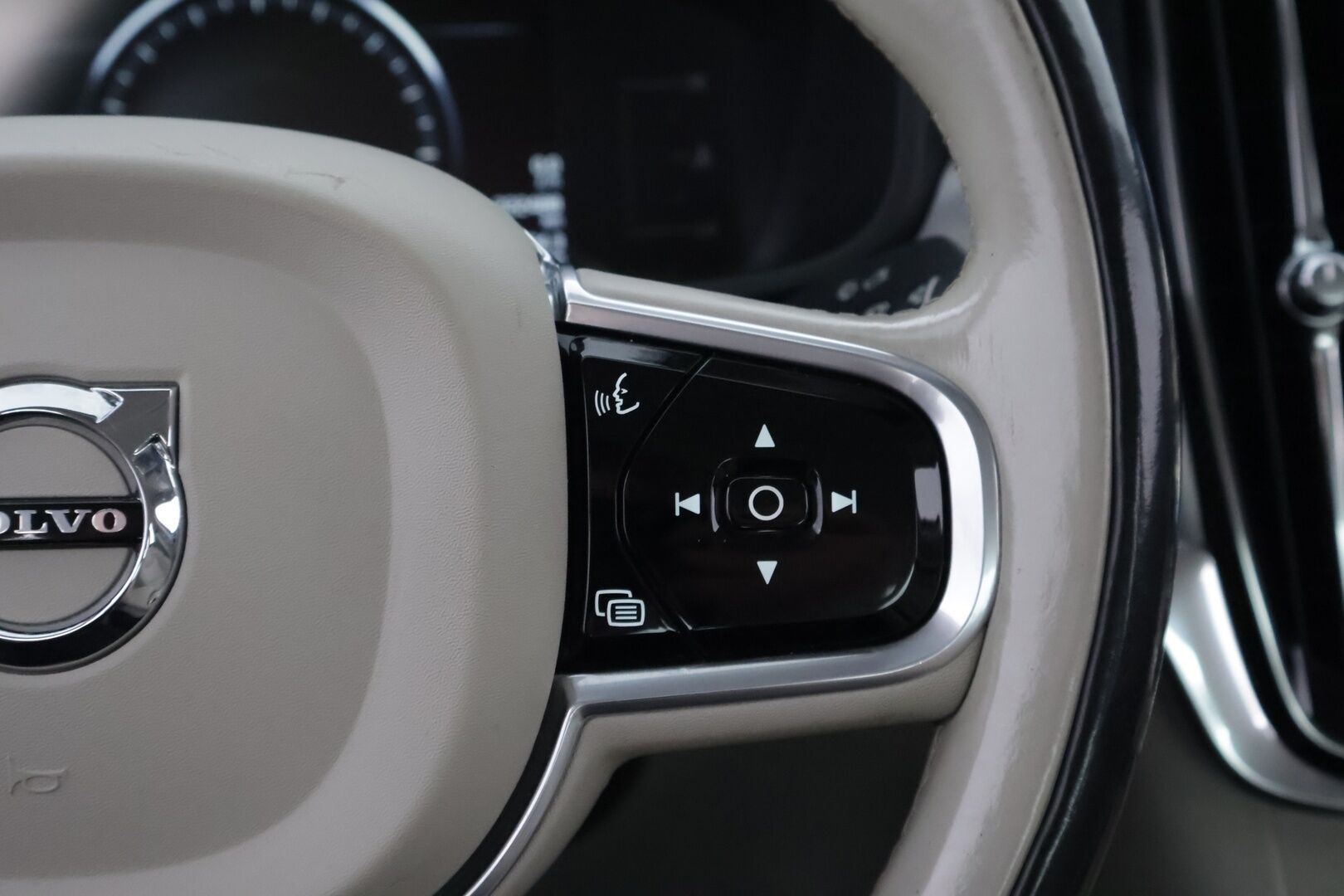 Volvo S90 2017 D3 Business aut - Suomiauto | Webasto | Koukku | Vaalea Nahkasisusta | Pilot Assist | High Perf Audio | Sensus Navi | Upea väriyhdistelmä!