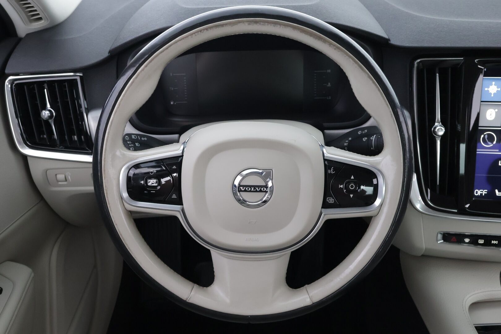 Volvo S90 2017 D3 Business aut - Suomiauto | Webasto | Koukku | Vaalea Nahkasisusta | Pilot Assist | High Perf Audio | Sensus Navi | Upea väriyhdistelmä!