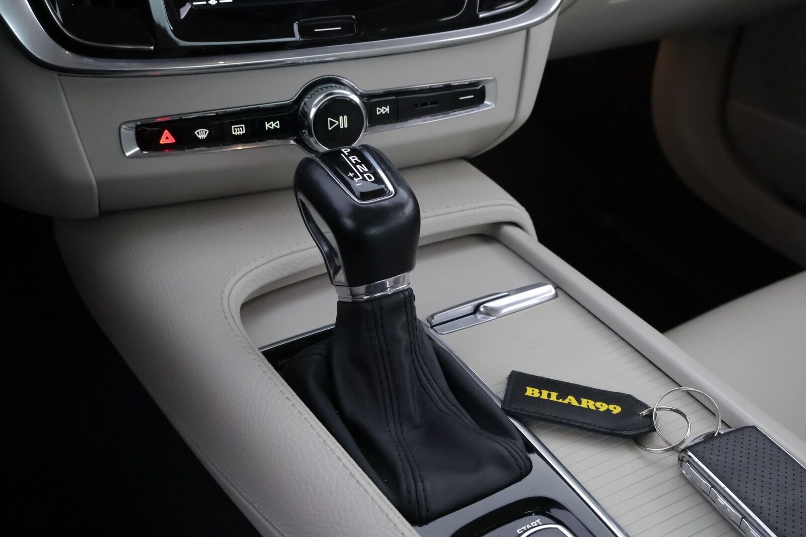 Volvo S90 2017 D3 Business aut - Suomiauto | Webasto | Koukku | Vaalea Nahkasisusta | Pilot Assist | High Perf Audio | Sensus Navi | Upea väriyhdistelmä!