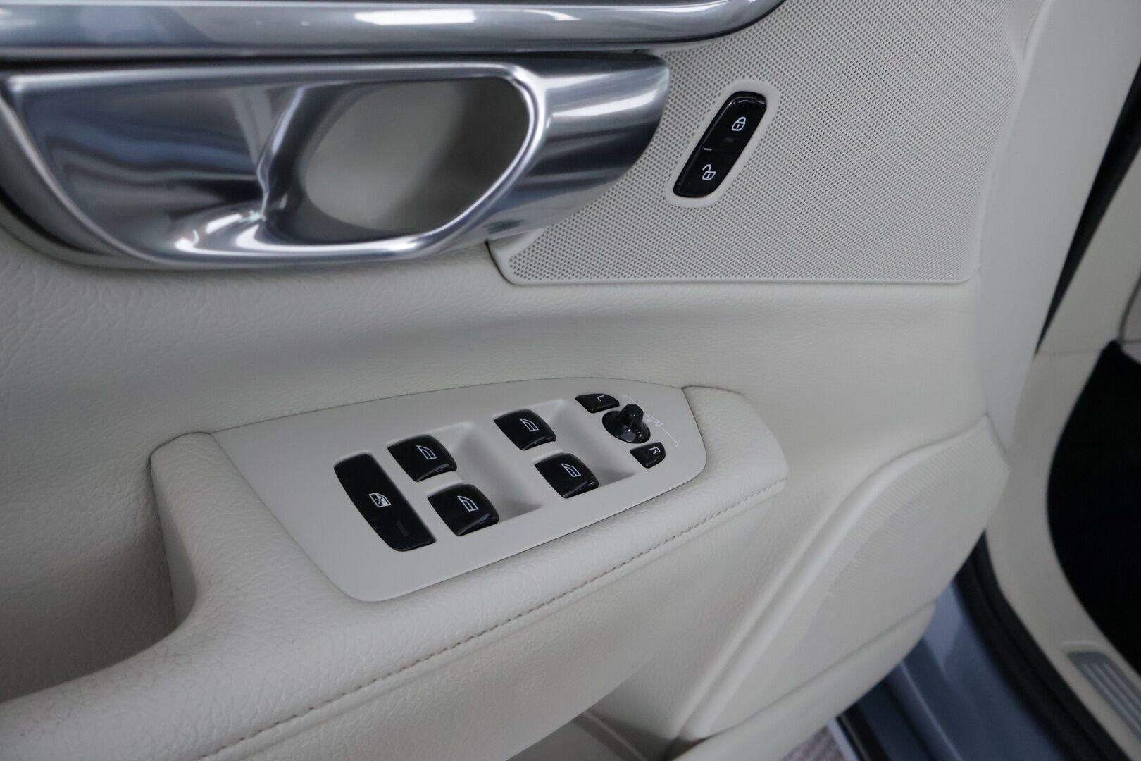 Volvo S90 2017 D3 Business aut - Suomiauto | Webasto | Koukku | Vaalea Nahkasisusta | Pilot Assist | High Perf Audio | Sensus Navi | Upea väriyhdistelmä!