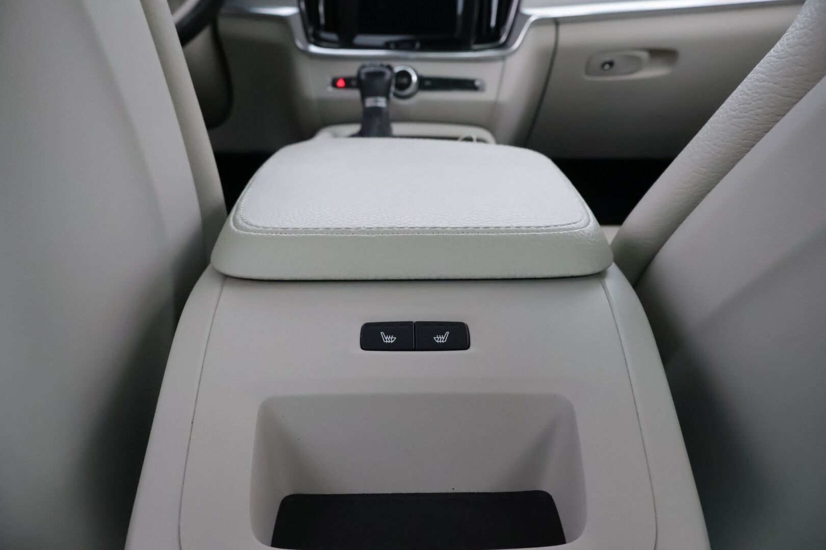 Volvo S90 2017 D3 Business aut - Suomiauto | Webasto | Koukku | Vaalea Nahkasisusta | Pilot Assist | High Perf Audio | Sensus Navi | Upea väriyhdistelmä!