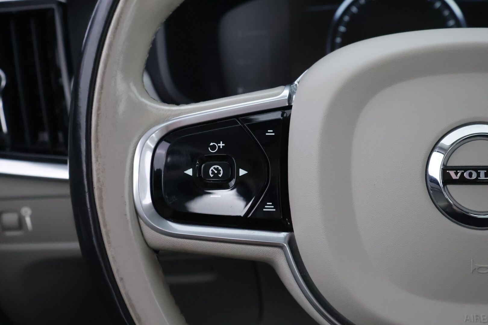 Volvo S90 2017 D3 Business aut - Suomiauto | Webasto | Koukku | Vaalea Nahkasisusta | Pilot Assist | High Perf Audio | Sensus Navi | Upea väriyhdistelmä!