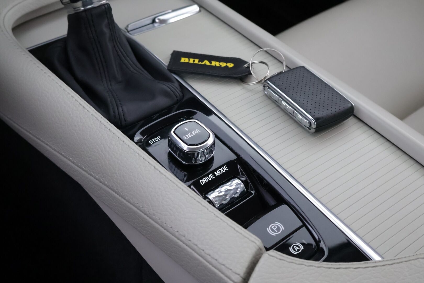 Volvo S90 2017 D3 Business aut - Suomiauto | Webasto | Koukku | Vaalea Nahkasisusta | Pilot Assist | High Perf Audio | Sensus Navi | Upea väriyhdistelmä!