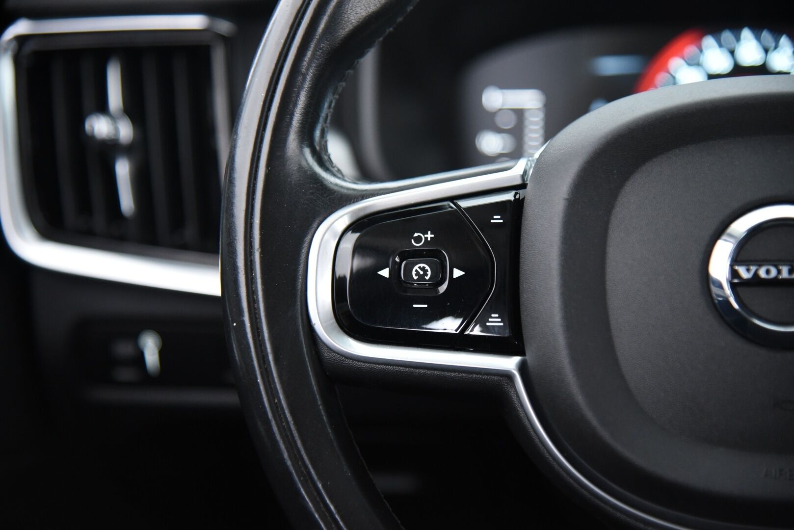 Volvo V90 2017 D3 Momentum / Ilman adblue järjestelmää / Pilot assist / Webasto / Keyless / Suomi-auto - Hyvällä huoltohistorialla! / 2x renkaat