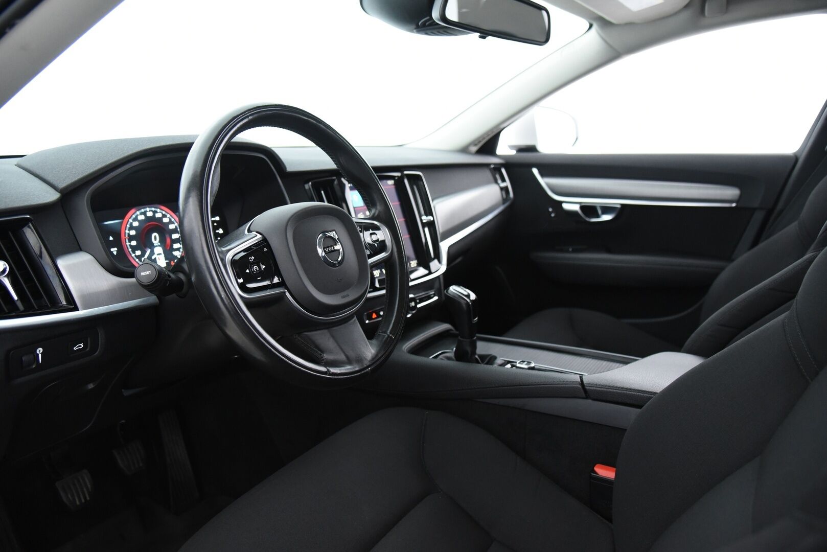 Volvo V90 2017 D3 Momentum / Ilman adblue järjestelmää / Pilot assist / Webasto / Keyless / Suomi-auto - Hyvällä huoltohistorialla! / 2x renkaat