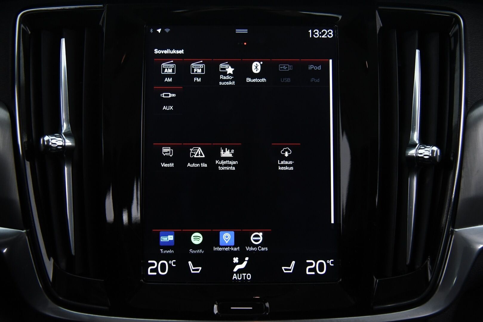 Volvo V90 2017 D3 Momentum / Ilman adblue järjestelmää / Pilot assist / Webasto / Keyless / Suomi-auto - Hyvällä huoltohistorialla! / 2x renkaat