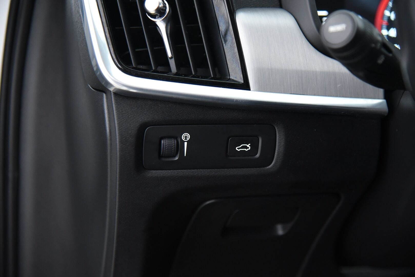 Volvo V90 2017 D3 Momentum / Ilman adblue järjestelmää / Pilot assist / Webasto / Keyless / Suomi-auto - Hyvällä huoltohistorialla! / 2x renkaat