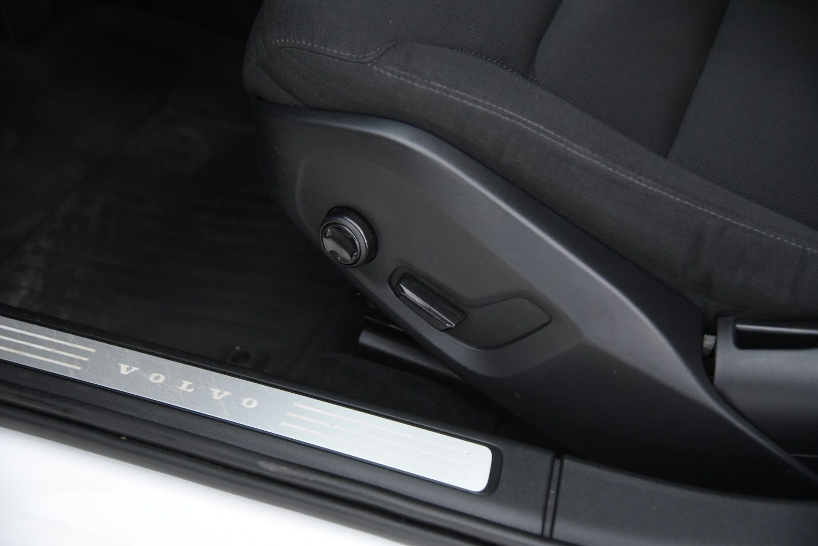 Volvo V90 2017 D3 Momentum / Ilman adblue järjestelmää / Pilot assist / Webasto / Keyless / Suomi-auto - Hyvällä huoltohistorialla! / 2x renkaat