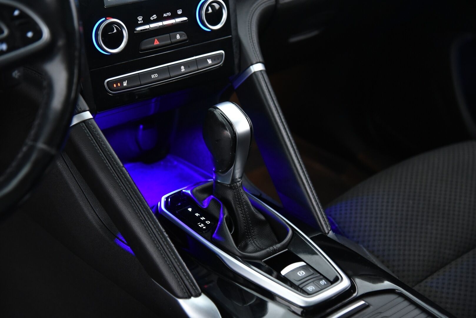 Renault Koleos 2017 dCi 175 X-Tronic 4WD Intens Launch Edition / Panorama / Navi / Lohko / LED / BLIS / 2. Om / Keyless / 2x Renkaat / - Tarkka huoltokirja! Lämpöratti & Digimittaristo!