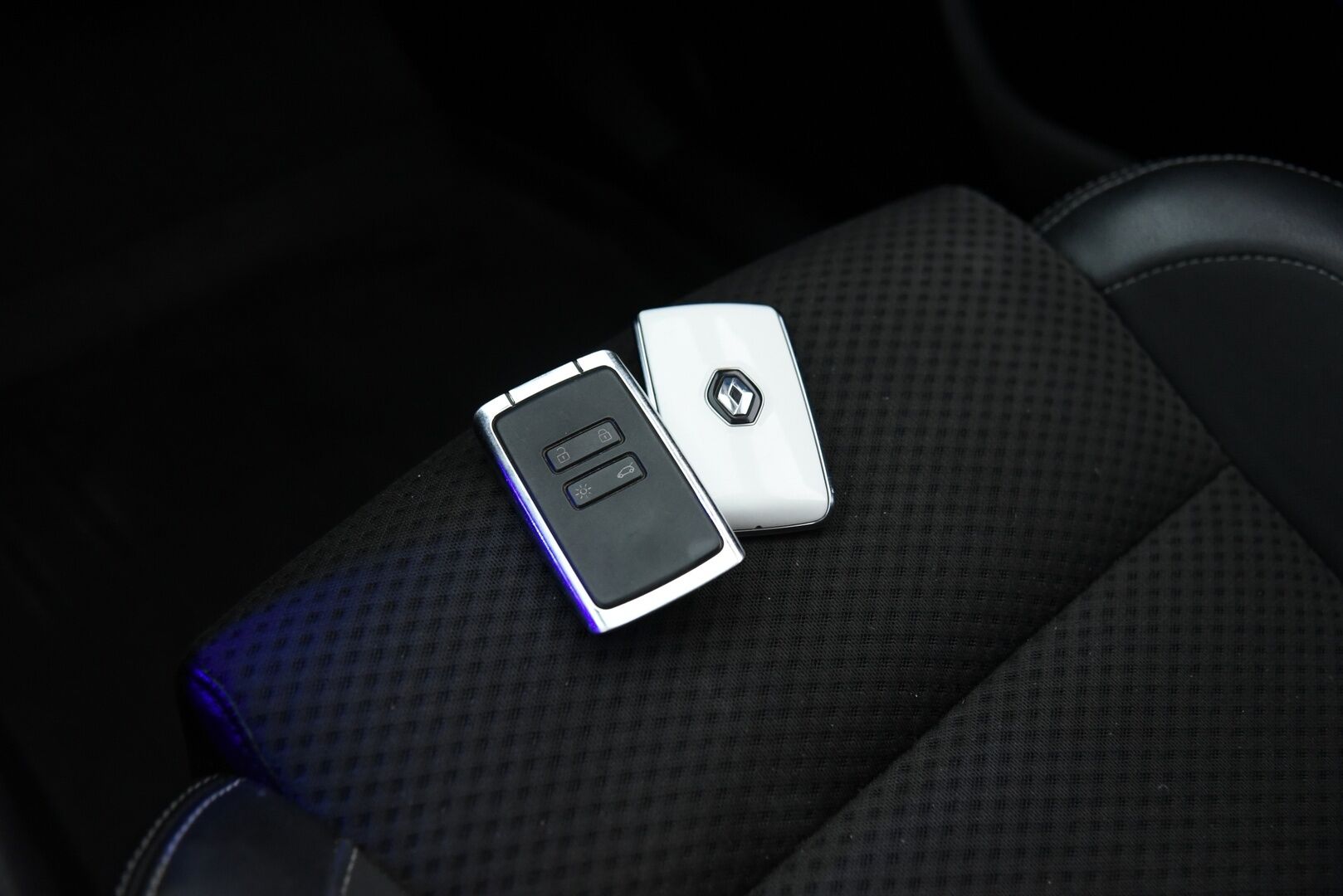 Renault Koleos 2017 dCi 175 X-Tronic 4WD Intens Launch Edition / Panorama / Navi / Lohko / LED / BLIS / 2. Om / Keyless / 2x Renkaat / - Tarkka huoltokirja! Lämpöratti & Digimittaristo!