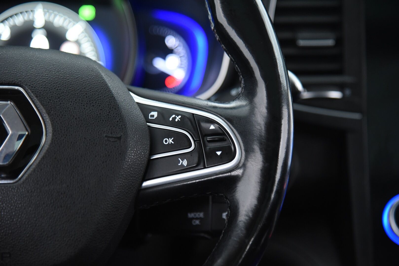 Renault Koleos 2017 dCi 175 X-Tronic 4WD Intens Launch Edition / Panorama / Navi / Lohko / LED / BLIS / 2. Om / Keyless / 2x Renkaat / - Tarkka huoltokirja! Lämpöratti & Digimittaristo!