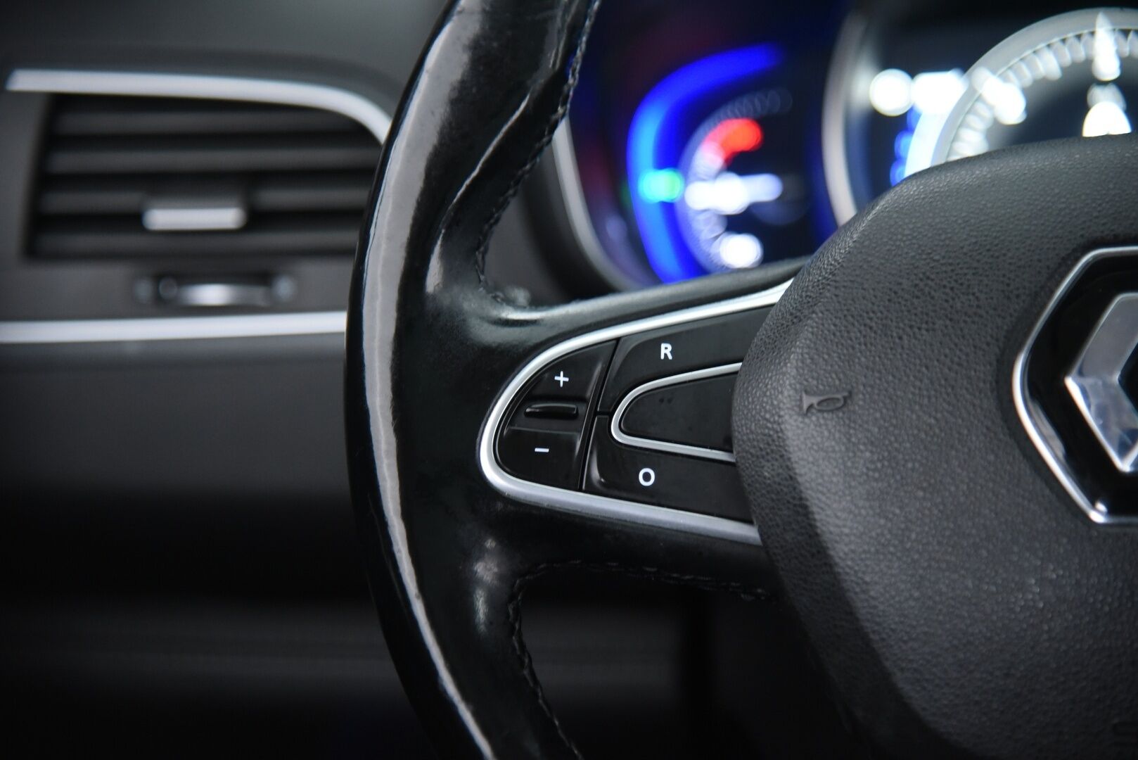 Renault Koleos 2017 dCi 175 X-Tronic 4WD Intens Launch Edition / Panorama / Navi / Lohko / LED / BLIS / 2. Om / Keyless / 2x Renkaat / - Tarkka huoltokirja! Lämpöratti & Digimittaristo!