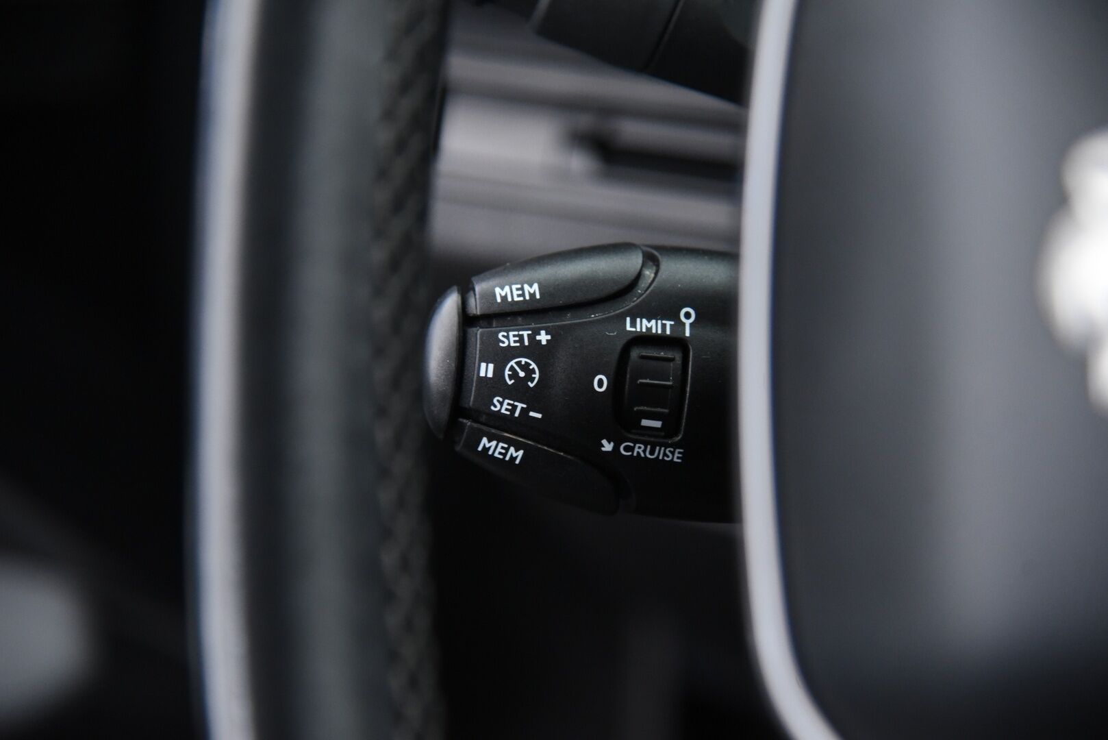 Peugeot 3008 2017 Allure PureTech 130 - Suomi-Auto / Digimittaristo / Lohkolämmitin / Vakionopeudensäädin / LED-Ajovalot / P-Tutkat / Keyless Go / App-Connect