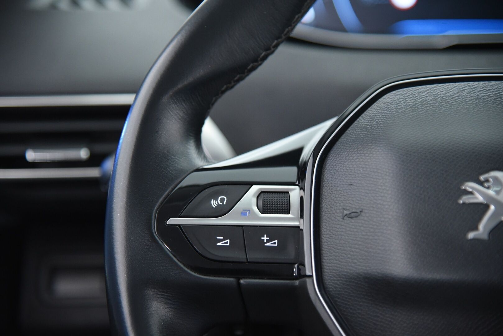 Peugeot 3008 2017 Allure PureTech 130 - Suomi-Auto / Digimittaristo / Lohkolämmitin / Vakionopeudensäädin / LED-Ajovalot / P-Tutkat / Keyless Go / App-Connect