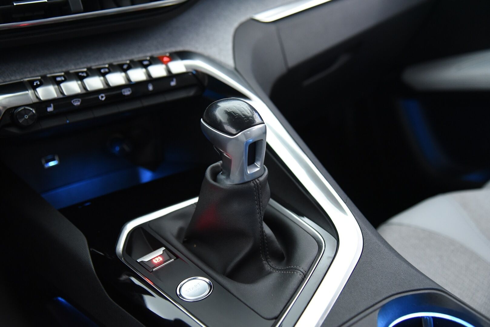 Peugeot 3008 2017 Allure PureTech 130 - Suomi-Auto / Digimittaristo / Lohkolämmitin / Vakionopeudensäädin / LED-Ajovalot / P-Tutkat / Keyless Go / App-Connect