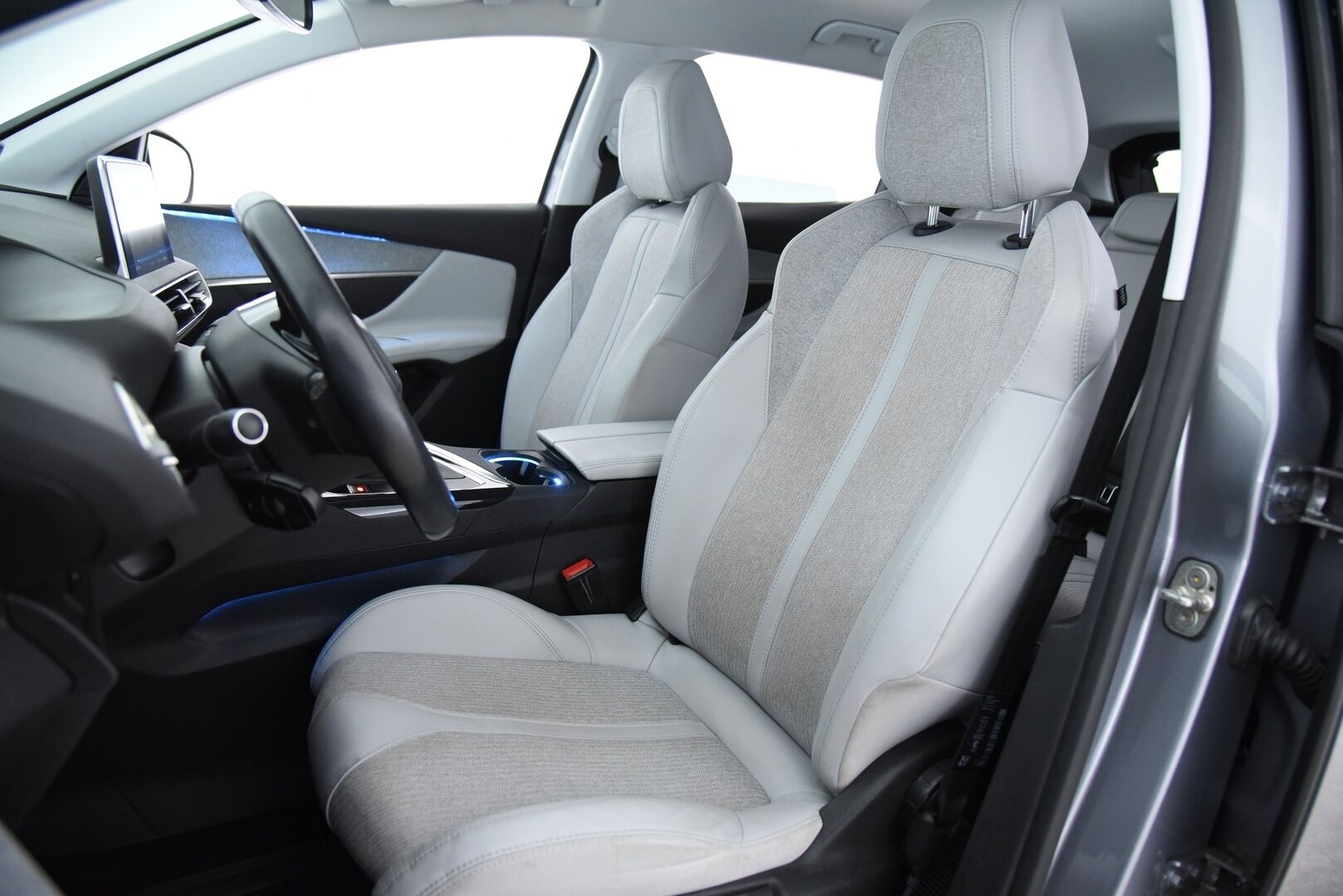 Peugeot 3008 2017 Allure PureTech 130 - Suomi-Auto / Digimittaristo / Lohkolämmitin / Vakionopeudensäädin / LED-Ajovalot / P-Tutkat / Keyless Go / App-Connect