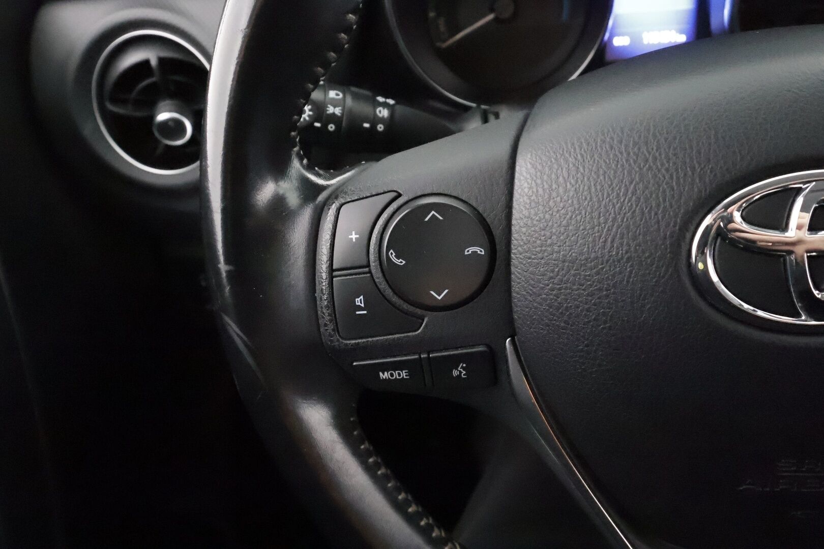 Toyota Auris 2017 Touring Sports 1,8 Hybrid Edition - | Vakkari | Facelift | Lohko+sisälämmitin | Bluetooth | Aut. ilmastointi | Penkinlämmittimet | 2x renkaat aluin | Hyvä huoltokirja | 