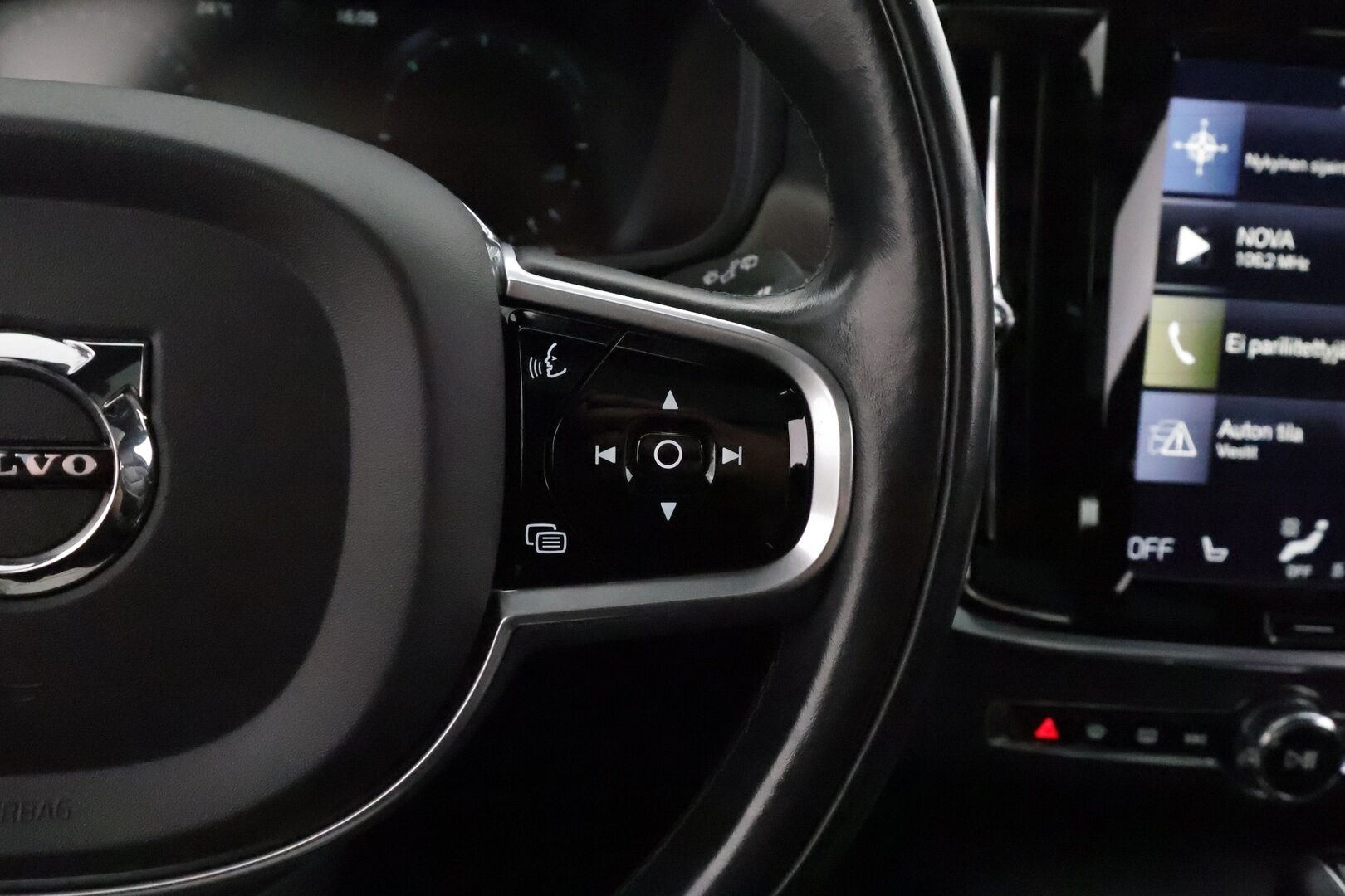 Volvo V90 Cross Country 2018 D5 AWD Pro aut **Panorama / HUD / Webasto / Adapt.Vakkari / Full-LED / 360° / Ilmastoidut Sporttinahat Muistilla** - 3,99 % KORKOTARJOUS TÄHÄN AUTOON - Suomi-auto / Kahdet Renkaat / **HYVILLÄ KAMOILLA**