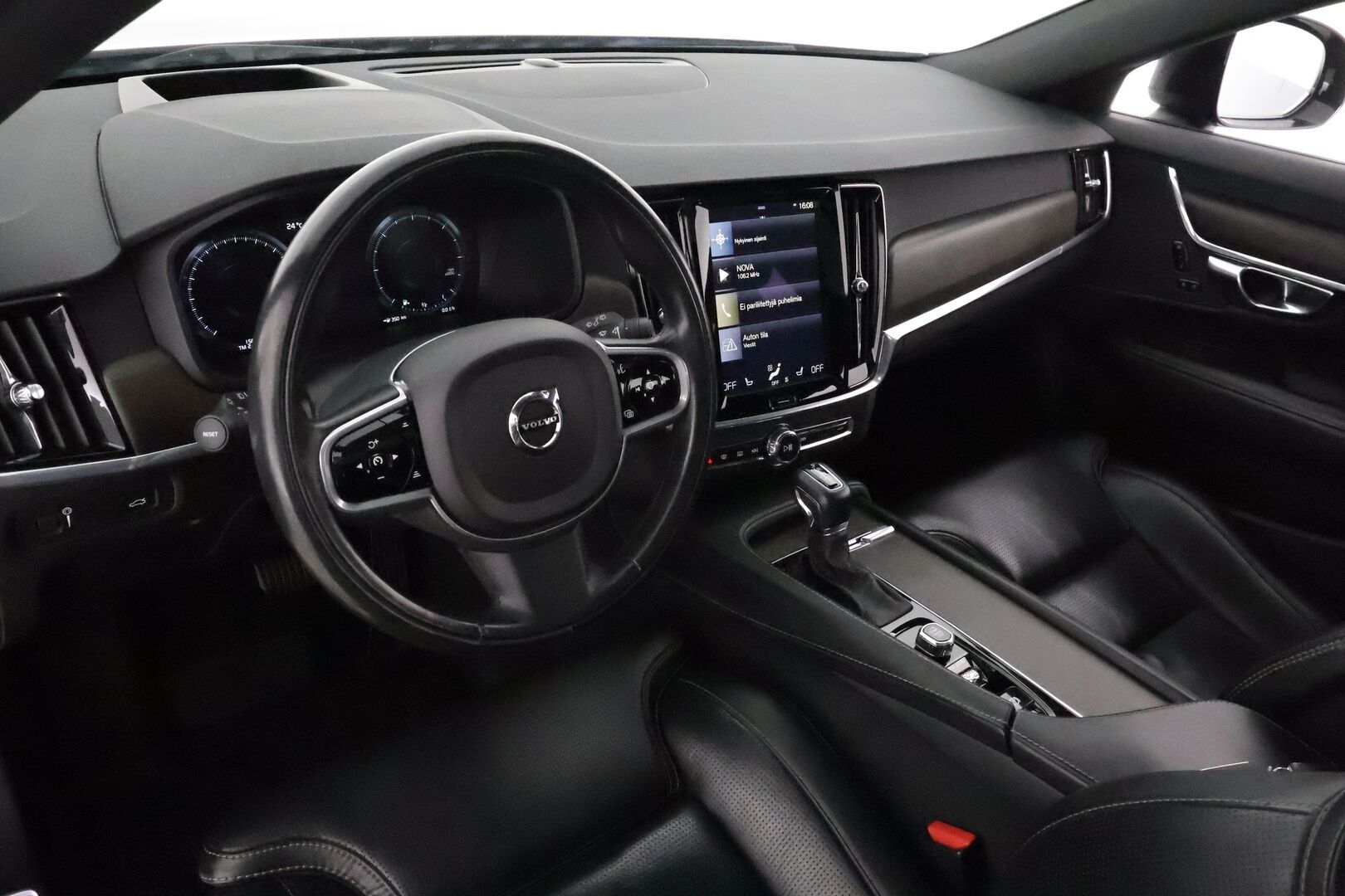 Volvo V90 Cross Country 2018 D5 AWD Pro aut **Panorama / HUD / Webasto / Adapt.Vakkari / Full-LED / 360° / Ilmastoidut Sporttinahat Muistilla** - 3,99 % KORKOTARJOUS TÄHÄN AUTOON - Suomi-auto / Kahdet Renkaat / **HYVILLÄ KAMOILLA**