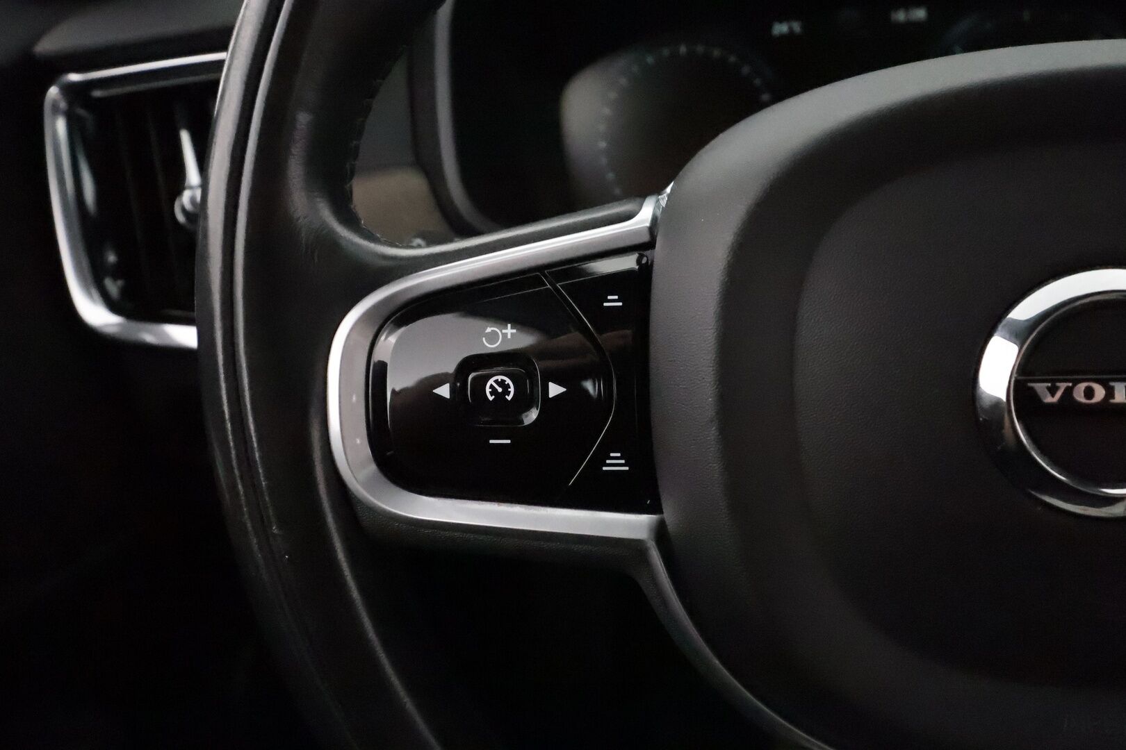 Volvo V90 Cross Country 2018 D5 AWD Pro aut. - Kaikki herkut | Ilmastoidut & hierovat istuimet | 360 | Blis | Hud | Acc | Kattoluukku | Muistipenkit 