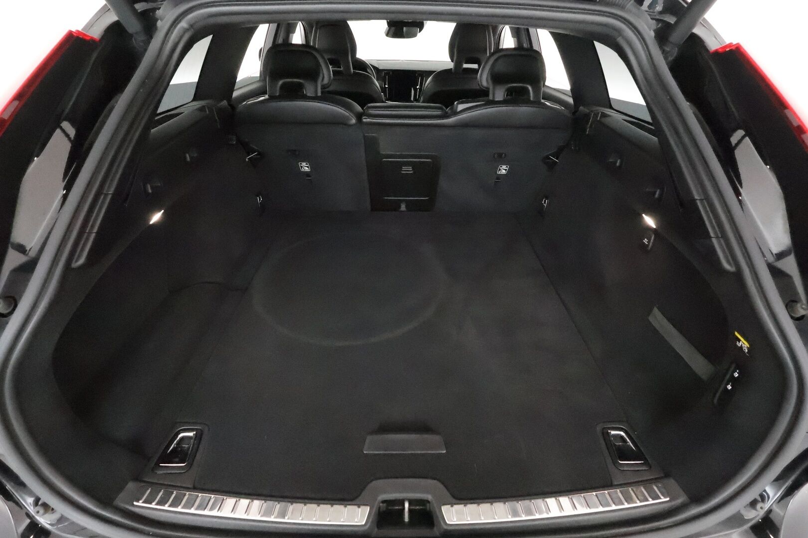 Volvo V90 Cross Country 2018 D5 AWD Pro aut **Panorama / HUD / Webasto / Adapt.Vakkari / Full-LED / 360° / Ilmastoidut Sporttinahat Muistilla** - 3,99 % KORKOTARJOUS TÄHÄN AUTOON - Suomi-auto / Kahdet Renkaat / **HYVILLÄ KAMOILLA**