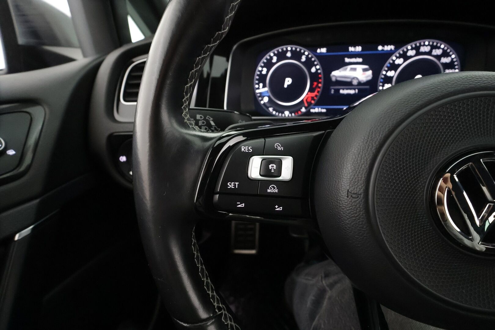 Volkswagen Golf 2018 R 2,0 TSI 228 kW 4MOTION DSG * Sisätilanlämmitin /  ACC / Adapt.LED / P.Kamera / Navi / Kaistavahti / Keyless * - Suomi-auto / Kahdet renkaat - HULLUT AVAJAISHULINAT KORKOTARJOUS 3,29 %