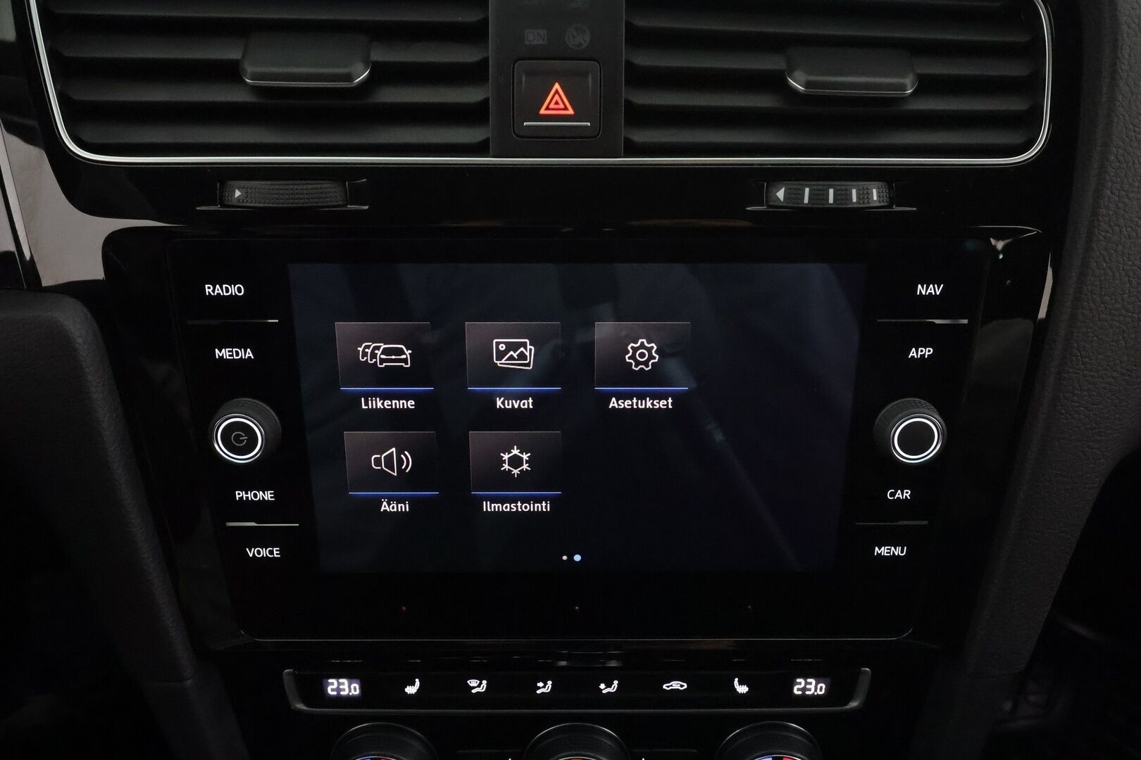 Volkswagen Golf 2018 R 2,0 TSI 228 kW 4MOTION DSG * Sisätilanlämmitin /  ACC / Adapt.LED / P.Kamera / Navi / Kaistavahti / Keyless * - Suomi-auto / Kahdet renkaat - HULLUT AVAJAISHULINAT KORKOTARJOUS 3,29 %