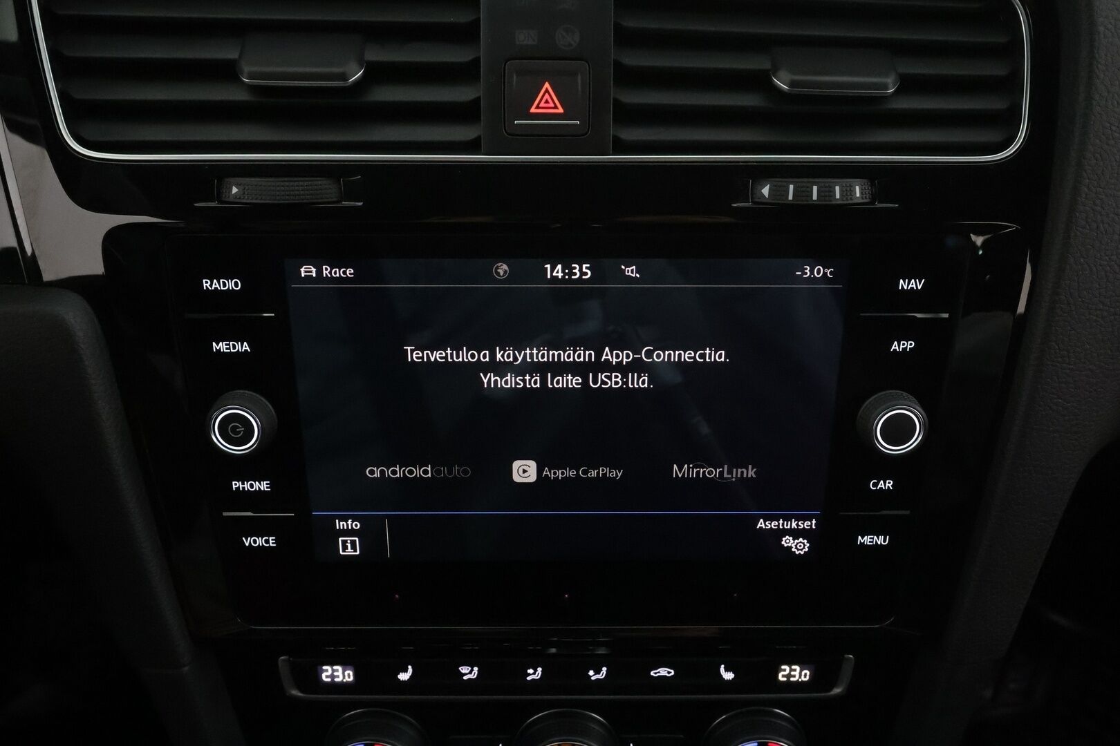 Volkswagen Golf 2018 R 2,0 TSI 228 kW 4MOTION DSG * Sisätilanlämmitin /  ACC / Adapt.LED / P.Kamera / Navi / Kaistavahti / Keyless * - Suomi-auto / Kahdet renkaat 