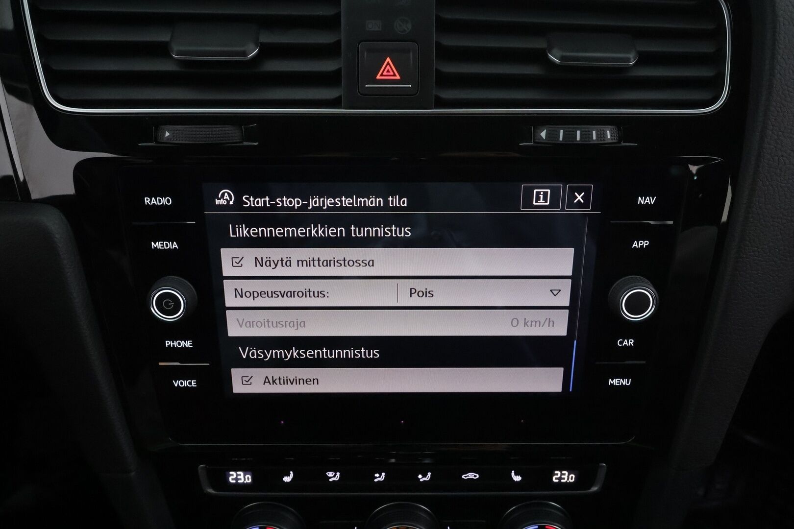 Volkswagen Golf 2018 R 2,0 TSI 228 kW 4MOTION DSG * Sisätilanlämmitin /  ACC / Adapt.LED / P.Kamera / Navi / Kaistavahti / Keyless * - Suomi-auto / Kahdet renkaat - HULLUT AVAJAISHULINAT KORKOTARJOUS 3,29 %