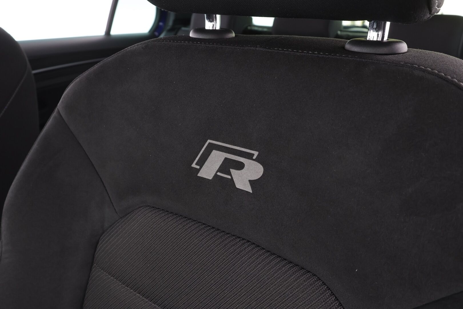 Volkswagen Golf 2018 R 2,0 TSI 228 kW 4MOTION DSG * Sisätilanlämmitin /  ACC / Adapt.LED / P.Kamera / Navi / Kaistavahti / Keyless * - Suomi-auto / Kahdet renkaat - HULLUT AVAJAISHULINAT KORKOTARJOUS 3,29 %