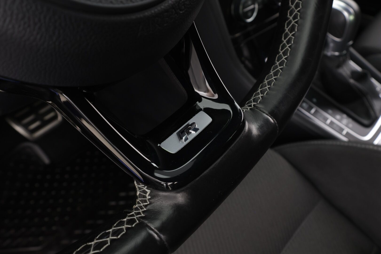 Volkswagen Golf 2018 R 2,0 TSI 228 kW 4MOTION DSG * Sisätilanlämmitin /  ACC / Adapt.LED / P.Kamera / Navi / Kaistavahti / Keyless * - Suomi-auto / Kahdet renkaat - HULLUT AVAJAISHULINAT KORKOTARJOUS 3,29 %