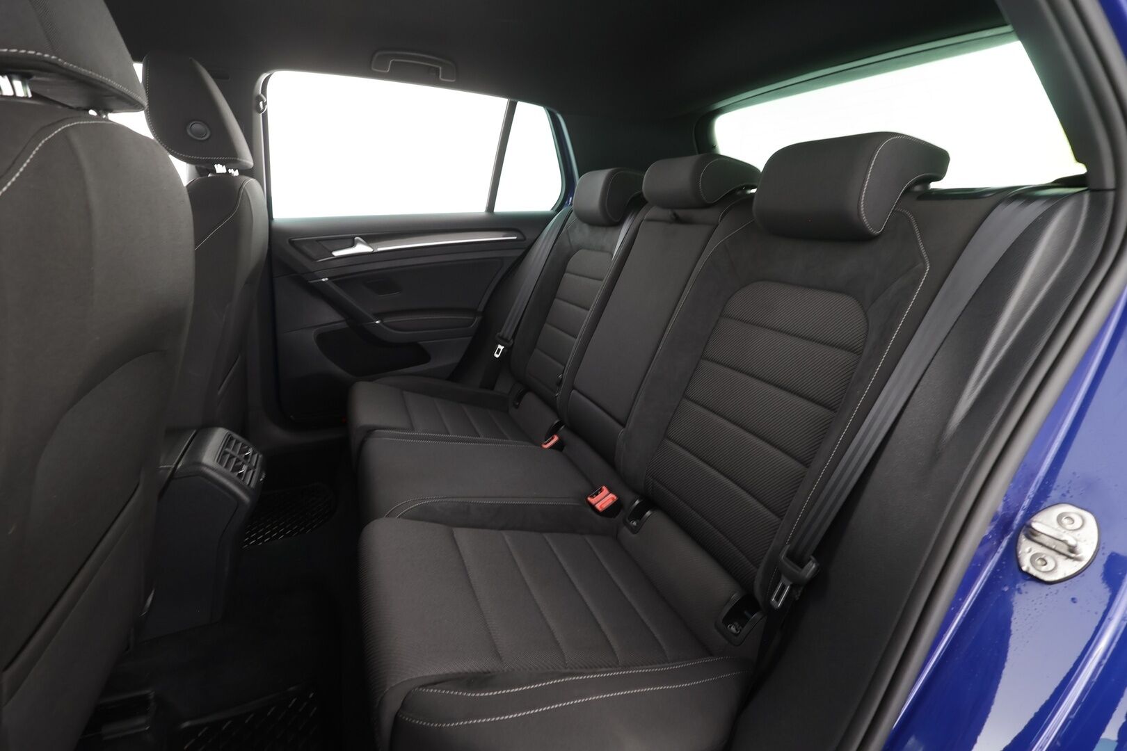 Volkswagen Golf 2018 R 2,0 TSI 228 kW 4MOTION DSG * Sisätilanlämmitin /  ACC / Adapt.LED / P.Kamera / Navi / Kaistavahti / Keyless * - Suomi-auto / Kahdet renkaat - HULLUT AVAJAISHULINAT KORKOTARJOUS 3,29 %