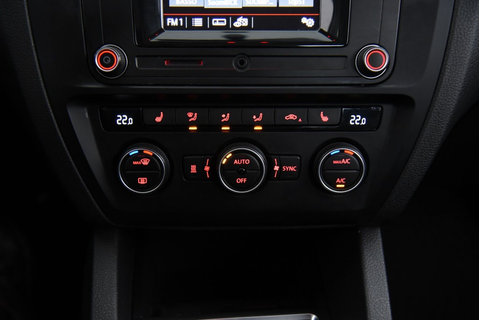 Volkswagen Jetta 2017 **Luxline 1,4 TSI 92 kW (125 hv) DSG-automaatti / Webasto / Vakkari / BT-Audio / 2x Alut - Suomi-Auto / Erinomaisesti huollettu!