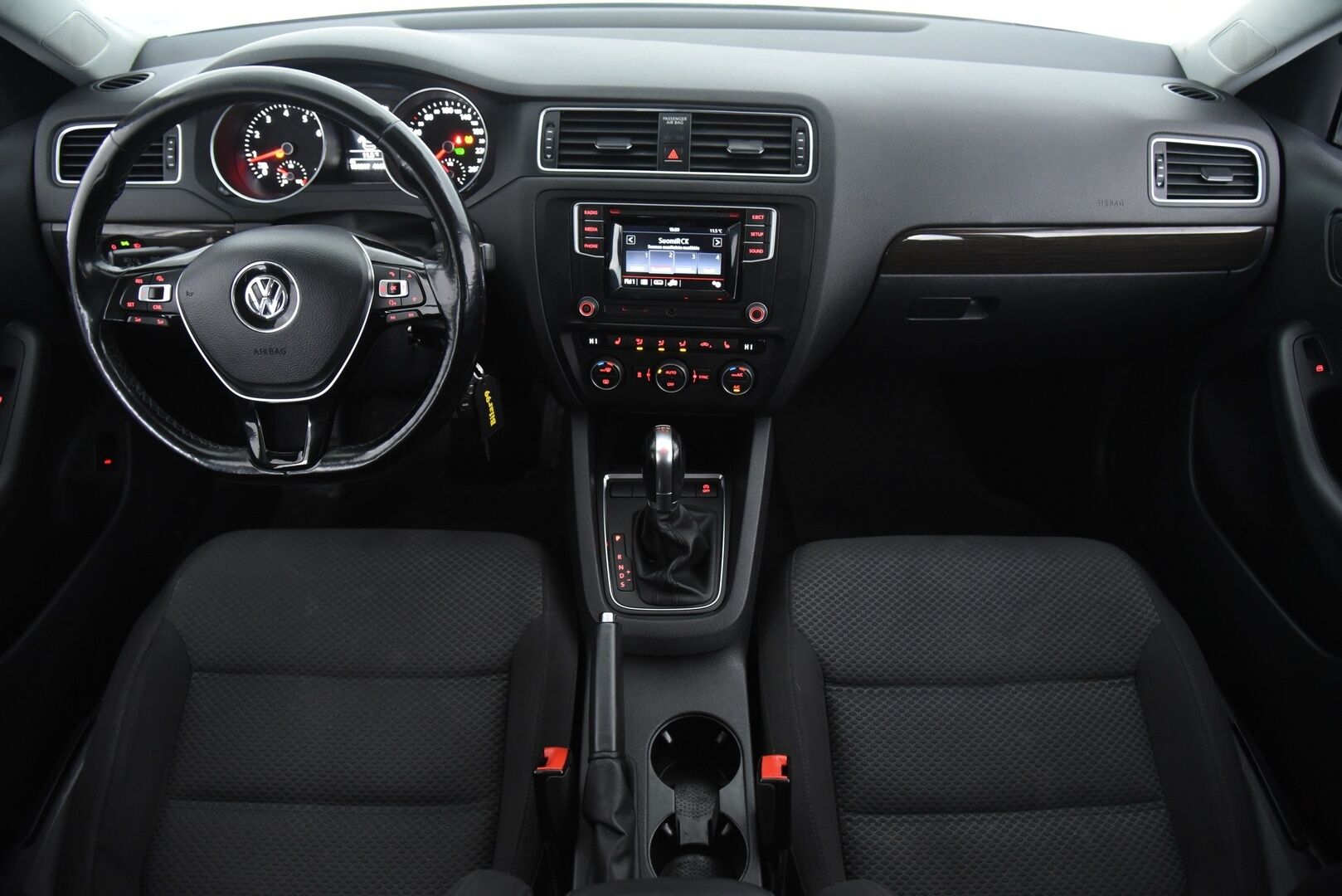 Volkswagen Jetta 2017 **Luxline 1,4 TSI 92 kW (125 hv) DSG-automaatti / Webasto / Vakkari / BT-Audio / 2x Alut - Suomi-Auto / Erinomaisesti huollettu!